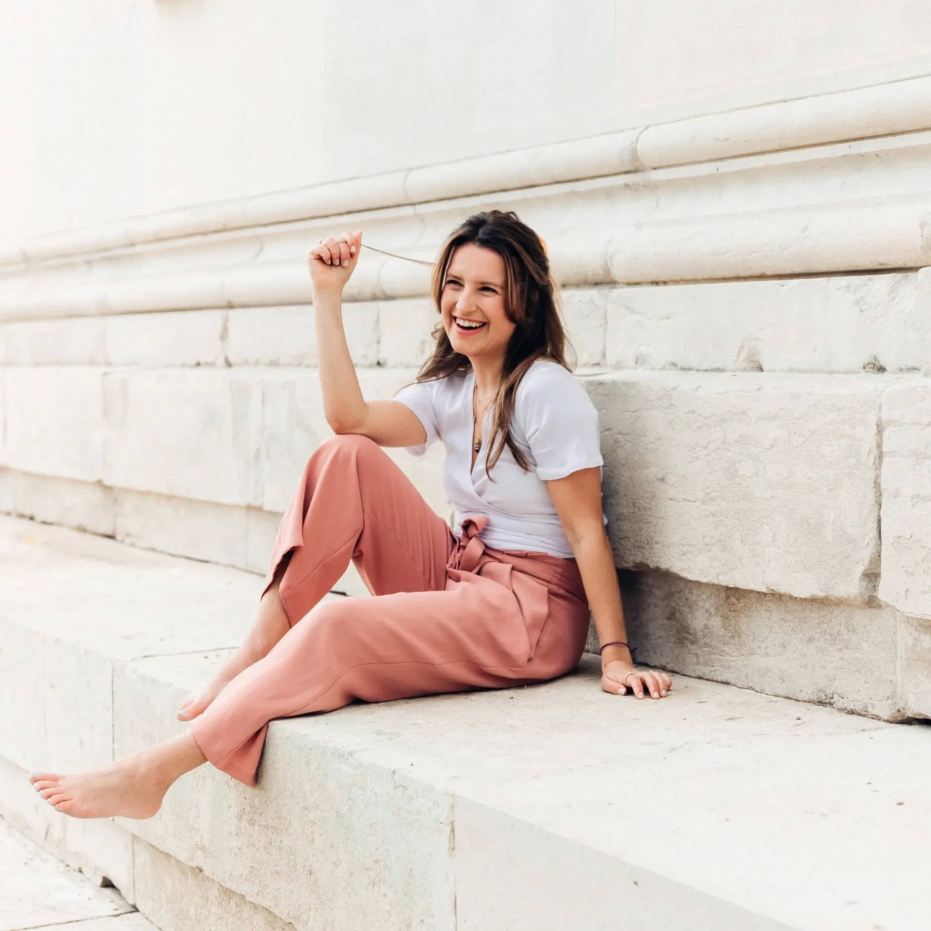 Ann-Katrin Merk sitzend auf einer Treppe