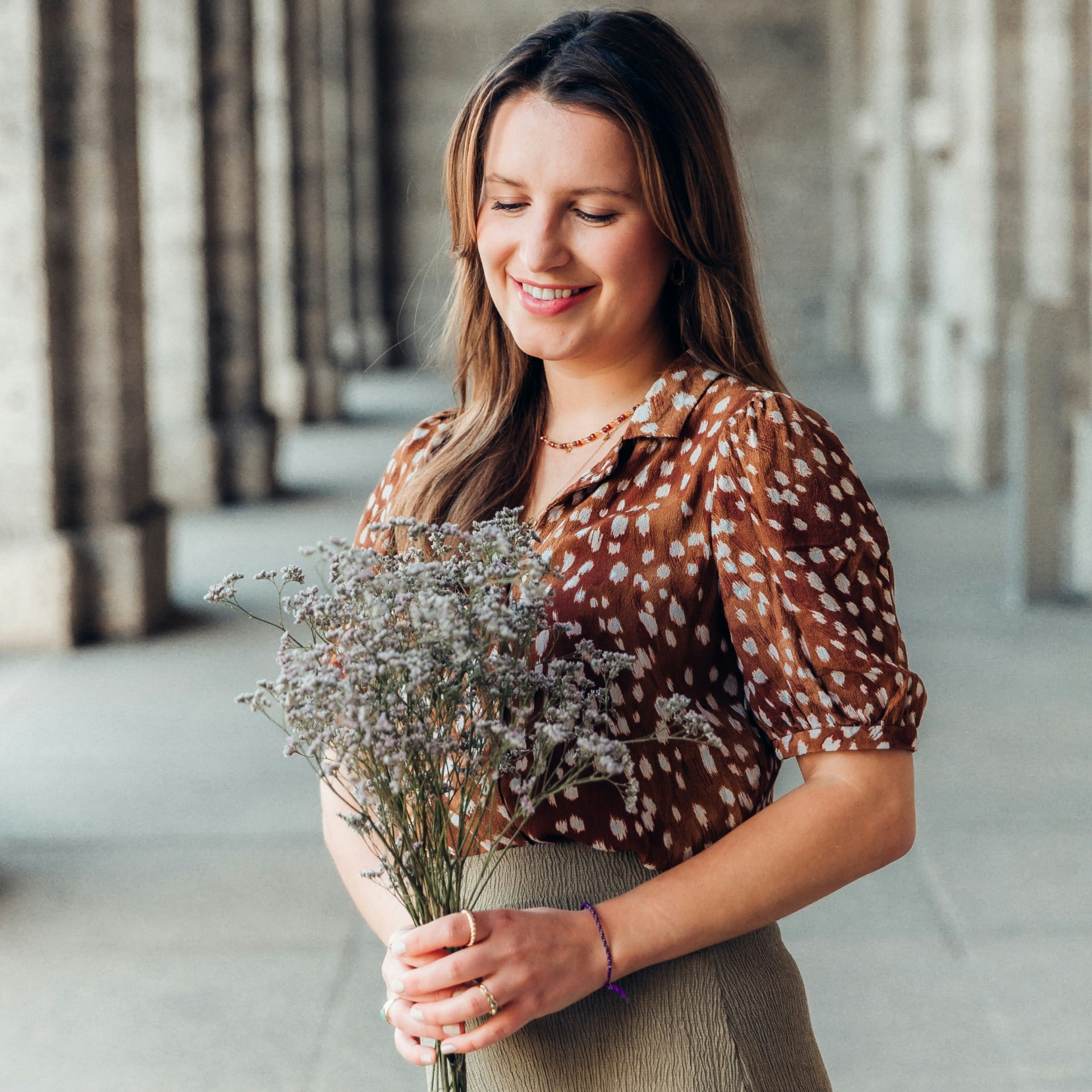 Portrait von Ann-Katrin Merk mit einem Blumenstrauß